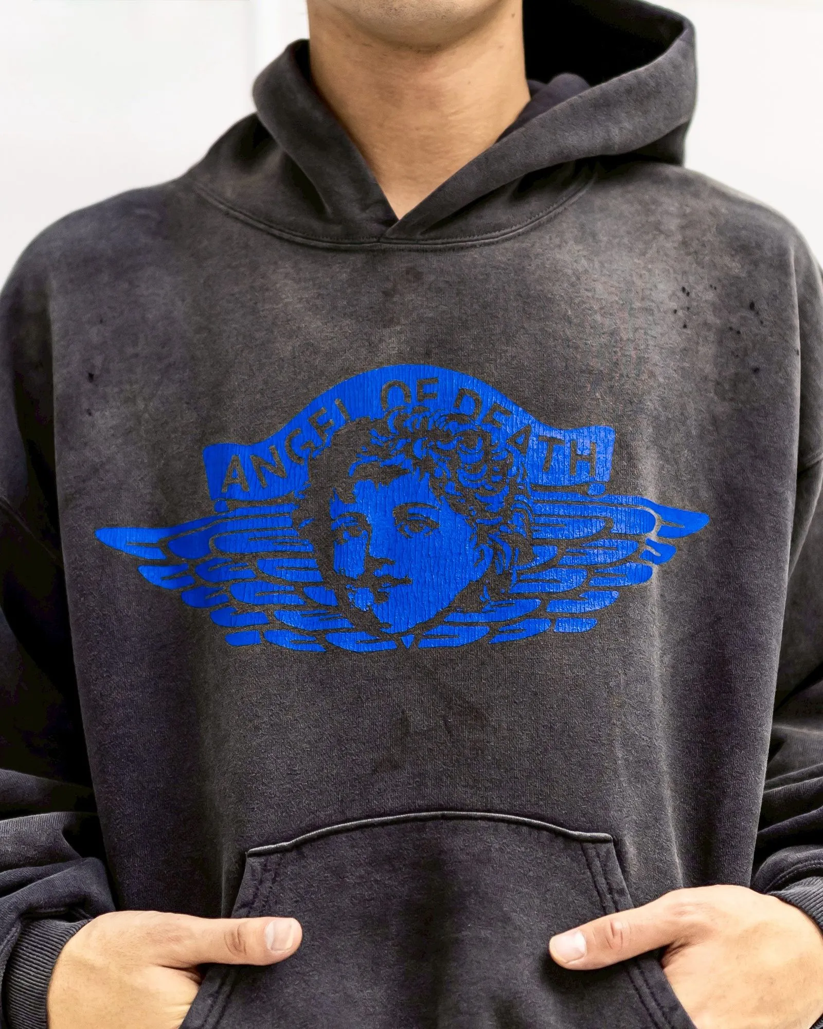 SAINT Mxxxxxx HOODIE/ANGEL/BLK 25 years new angel rebirth washed hoodie, washed black S-XL 25 years new version, revised many times, the version is more pure! Heavy washing water spray fading process, stronger distressing effect, handmade wormhole destruction treatment, genuine level distressed crack printing